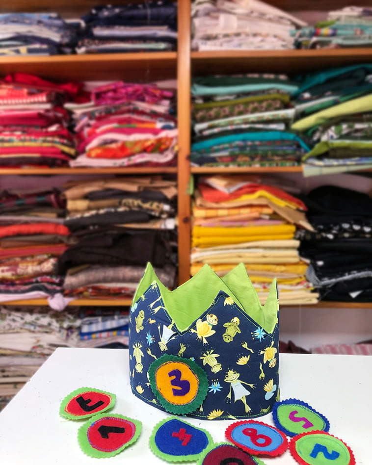 Stoffe zur Auswahl und eine genähte Geburtstagskrone