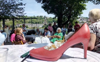 Menschen treffen sich in den Rheinanlagen zur Einweihung 