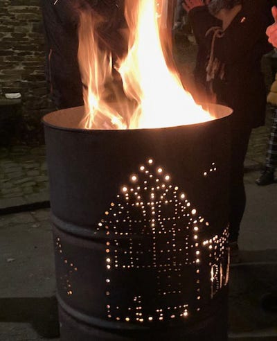 Wärmende Feuertonne auf dem Mörzer Weihnachtsmarkt